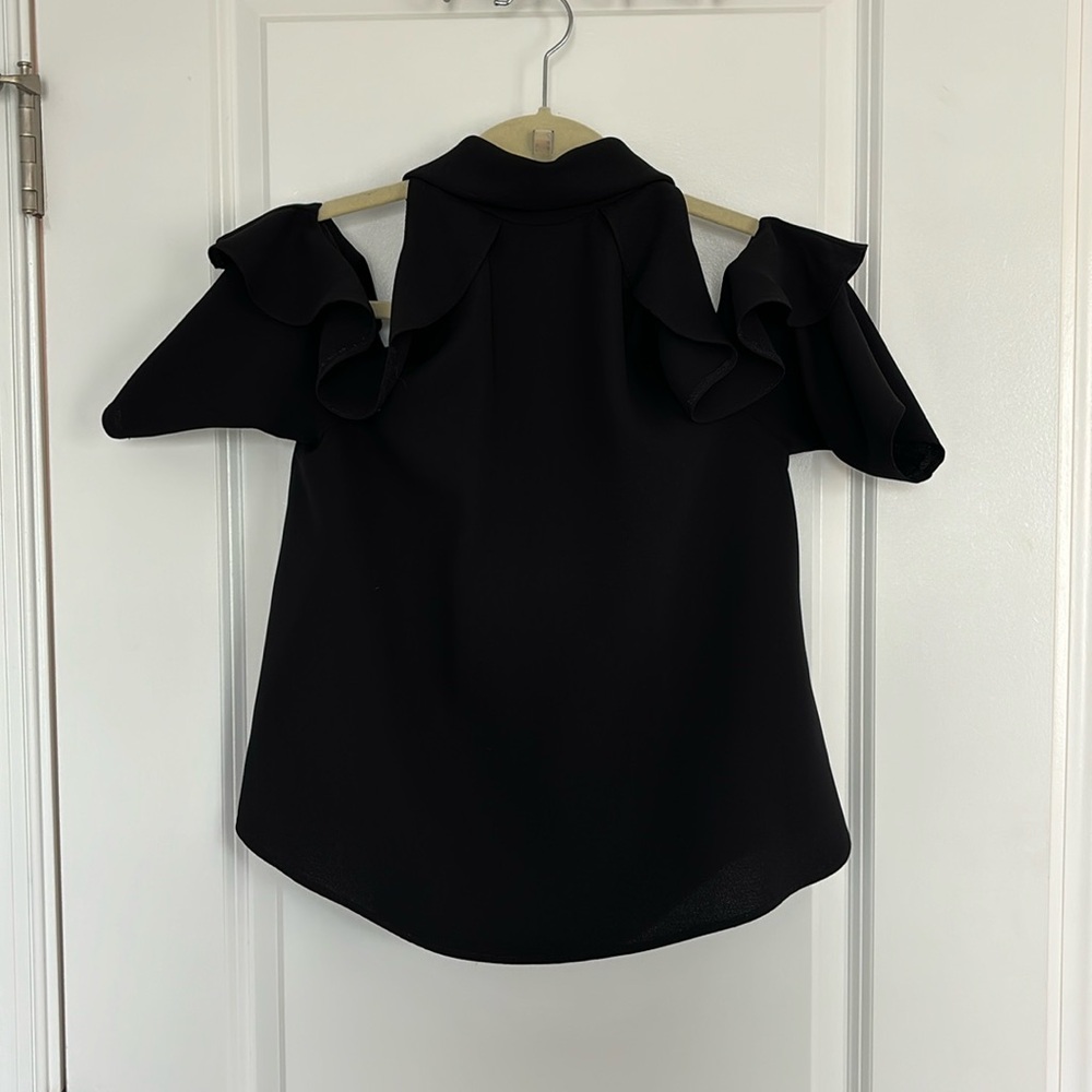 Cold shoulder detail top